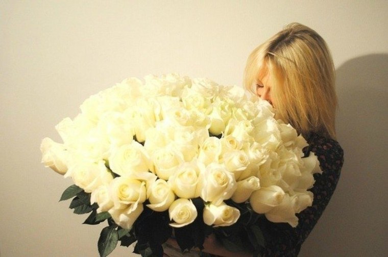 Картинка девушка с цветами без лица блондинка