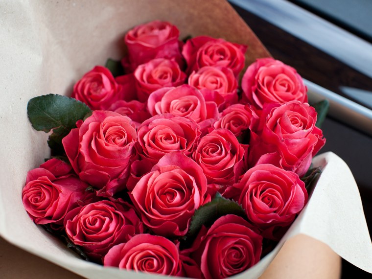 Букет роз на столе