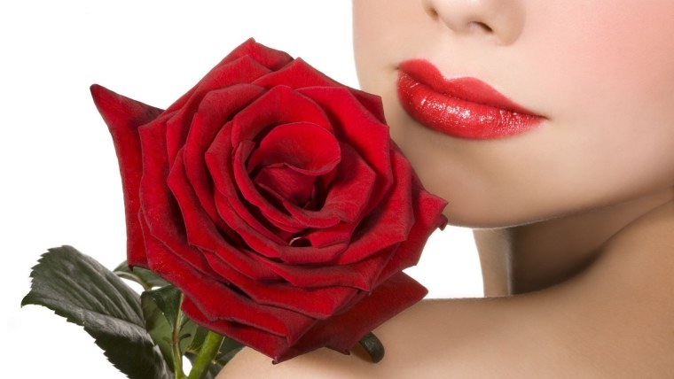 Девушка с красными розами