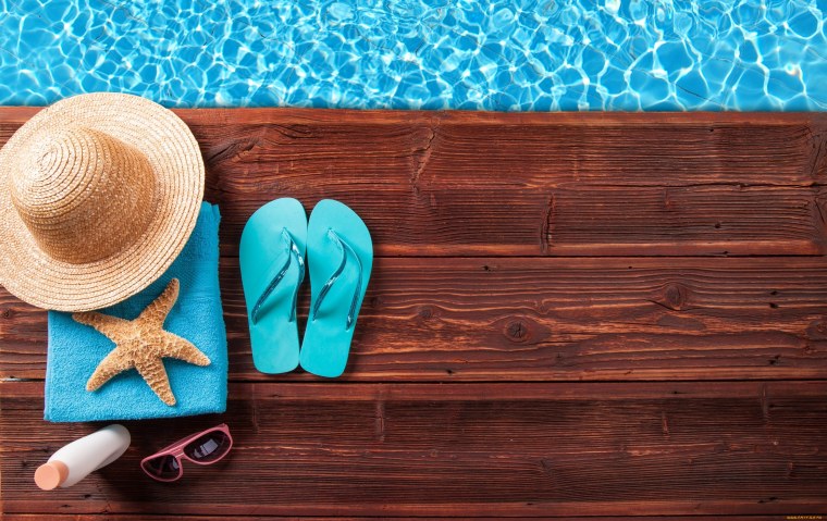 Предметы на деревянном фоне