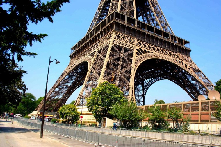 Достопримечательность Парижа Эйфелева башня