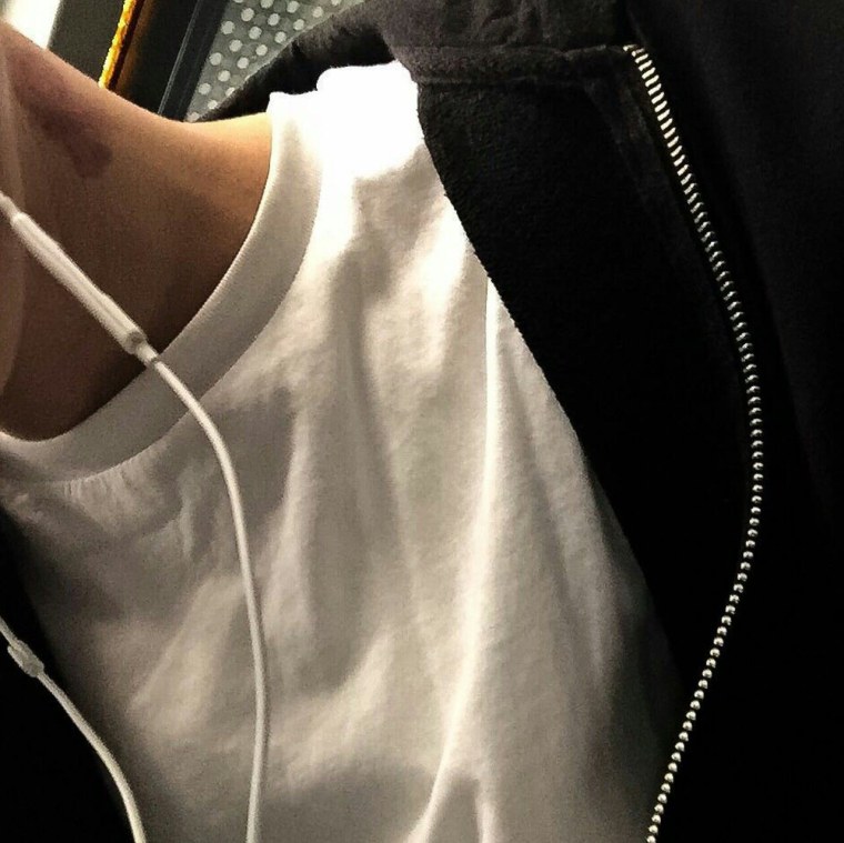 Рука тянется к закату