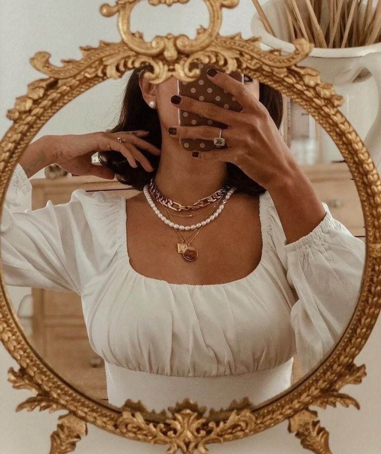 Девушка в фиолетовом неоне