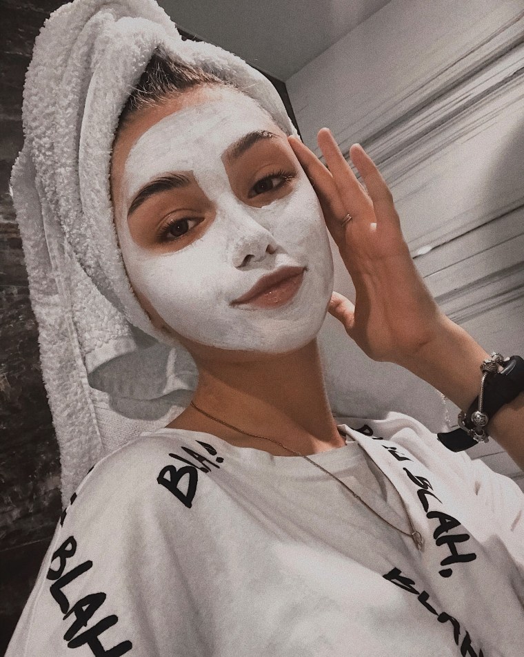 Девочка с каре на крыше