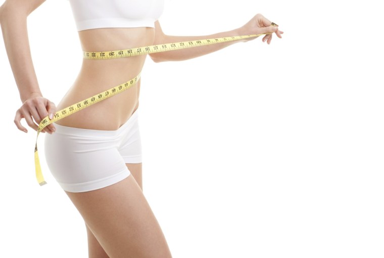 Девушка с сантиметром на талии