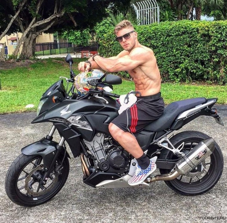 Красивый мужчина на мотоцикле