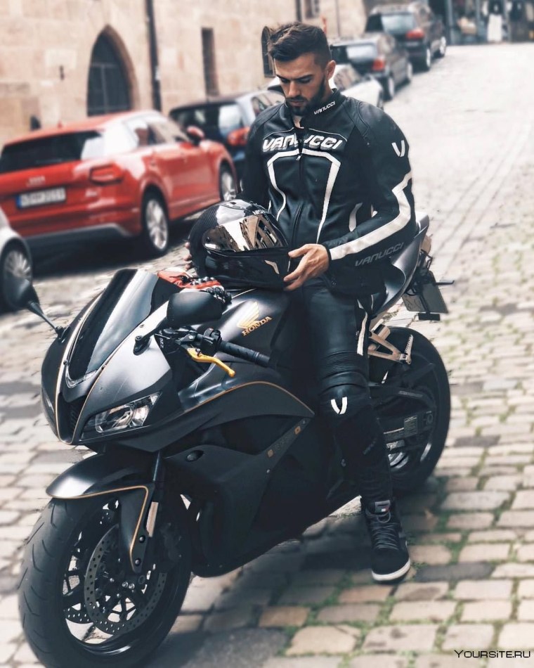 Красивые парни на мотоциклах