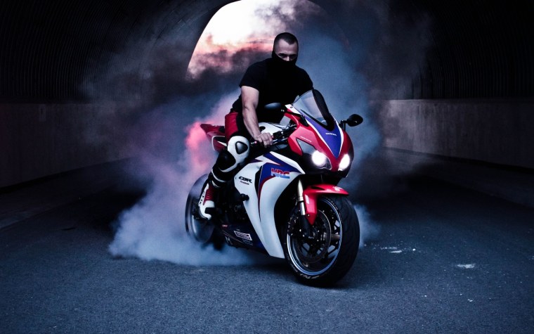 Байкер Honda cbr1000rr осень