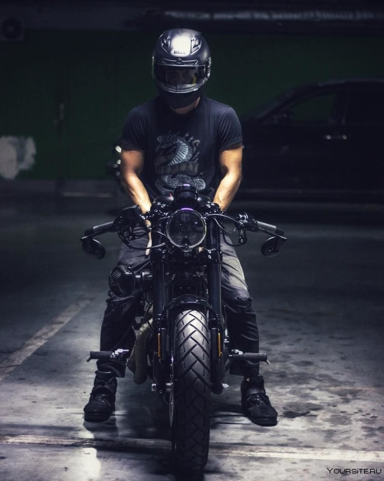 Парень на мотоцикле