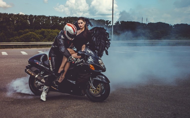 Парень с девушкой на мотоцикле