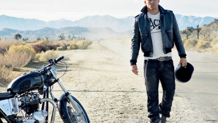 Мужская фотосессия с мотоциклом