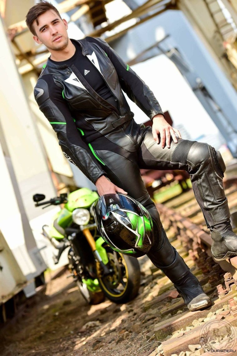 Красивые парни на мотоциклах