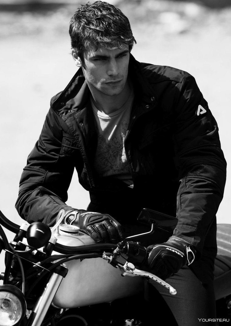 Красивые парни на мотоциклах