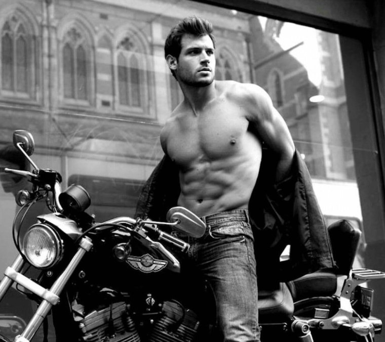 Красивые парни на мотоциклах