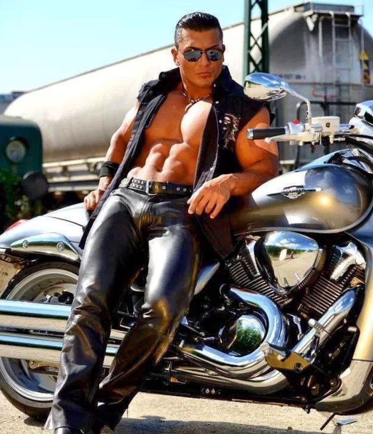 Парень на крутом байке