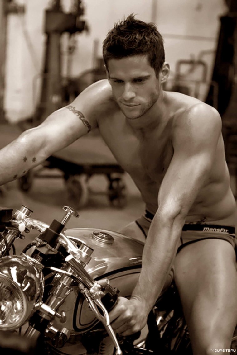 Марио Касас на мотоцикле