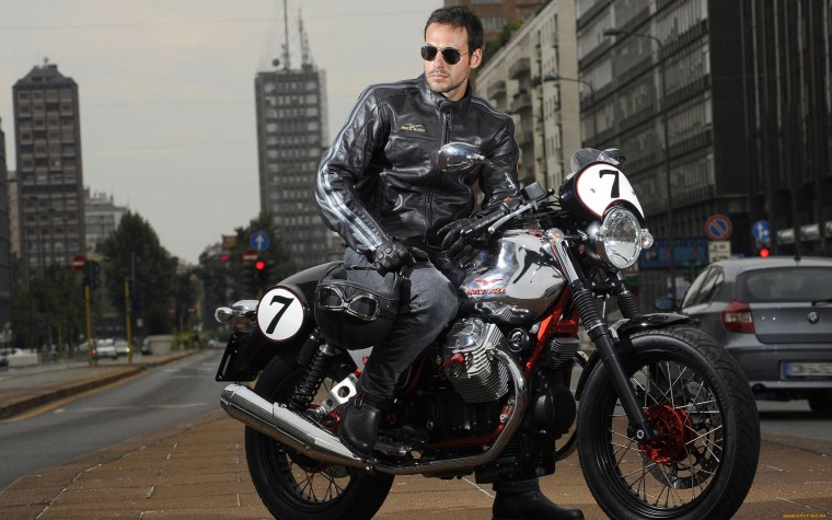 Человек на мотоцикле