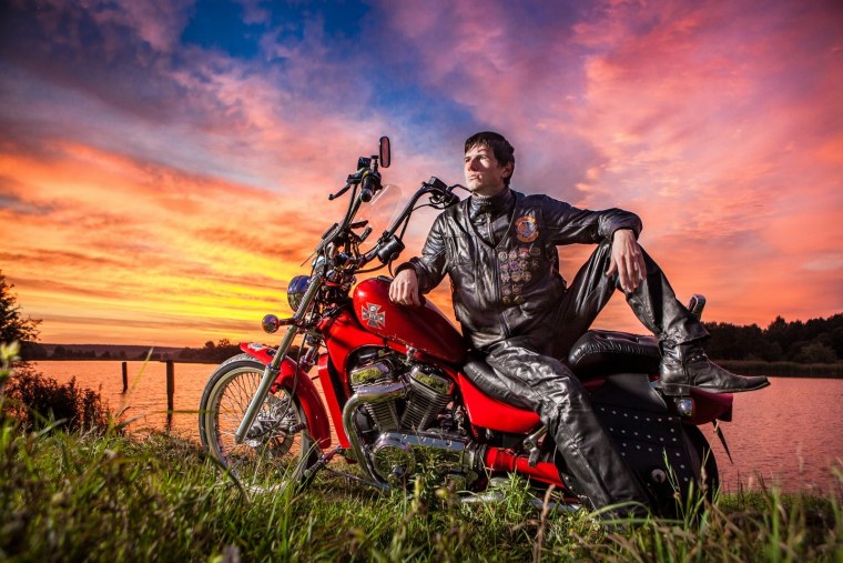Байкер на мотоцикле