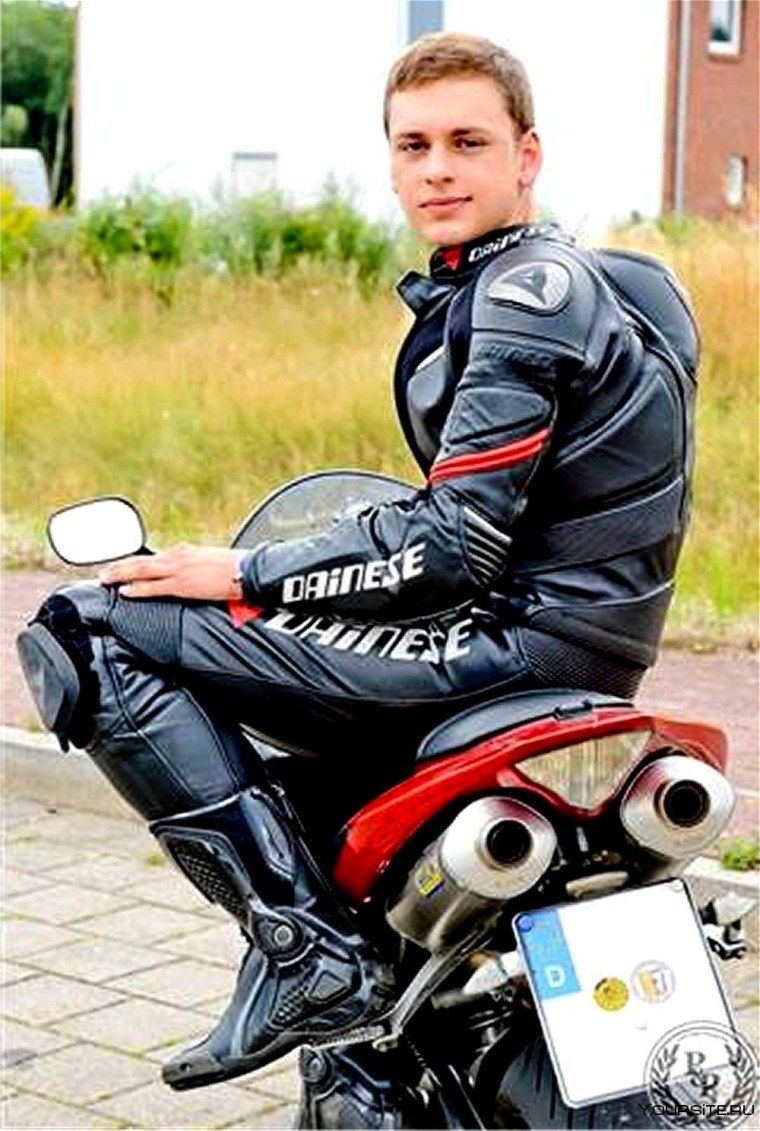 Красивые парни на мотоциклах