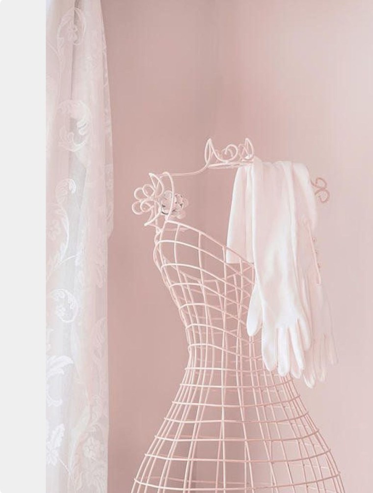 Нарисованное платье на вешалке