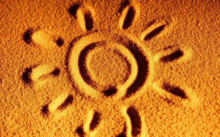 Солнце нарисовано на песке