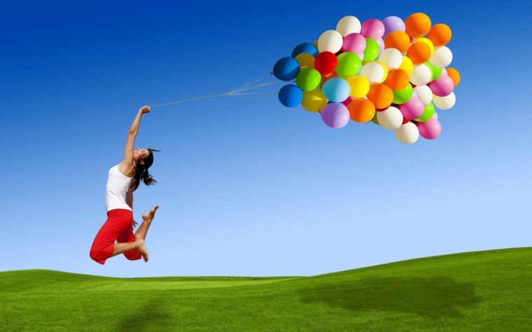 Прыгающая девушка с шарами