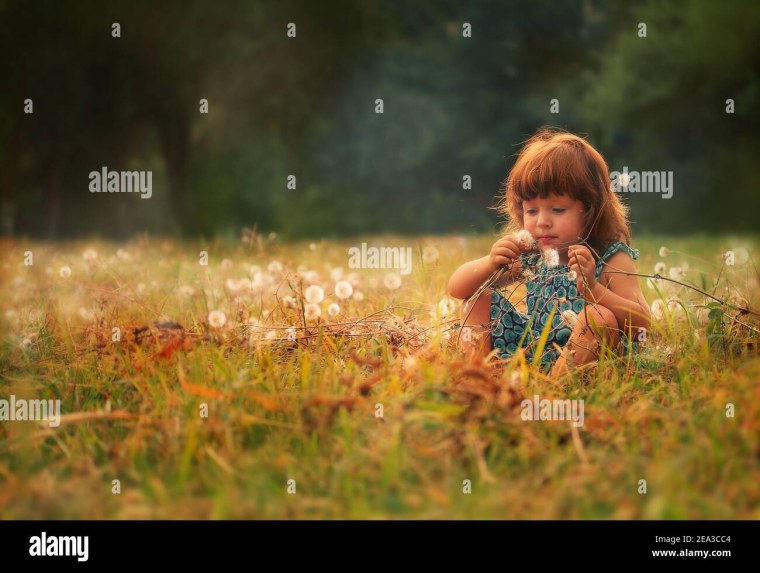 Мальчик бежит босиком