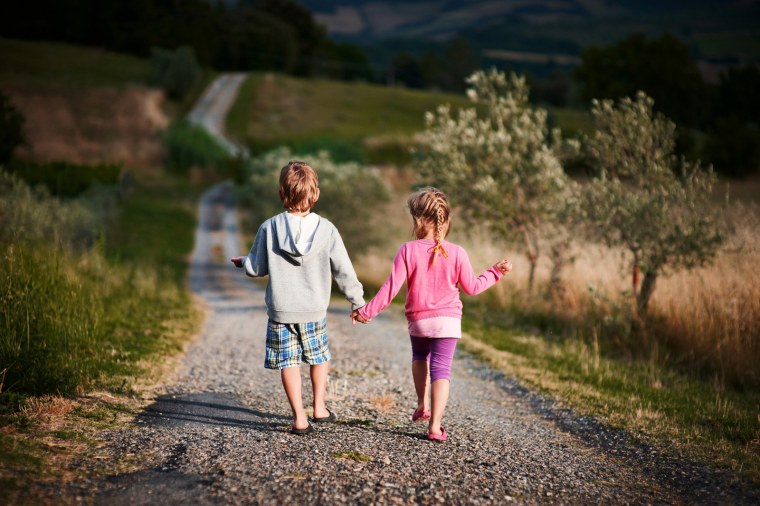 Ребенок идет по дороге