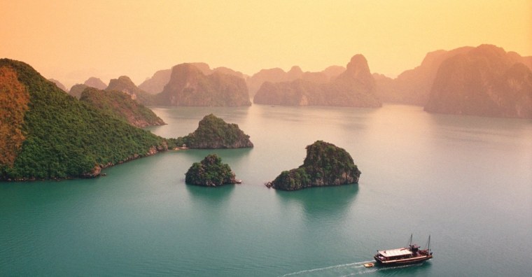 Бухта Халонг (ha long Bay)