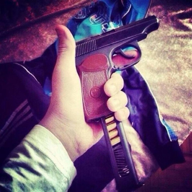 Пацан с пистолетом в руках