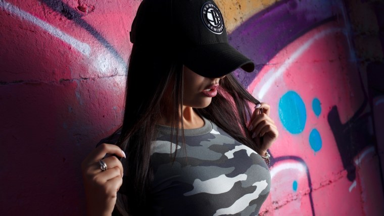 Девушка в кепке