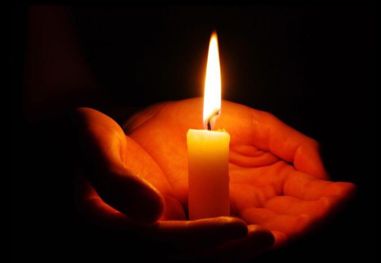 Передаю свечу памяти