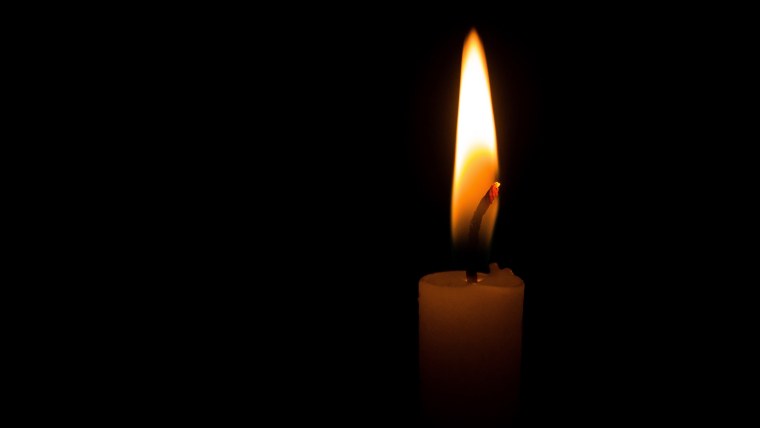 Горящая свеча в темноте