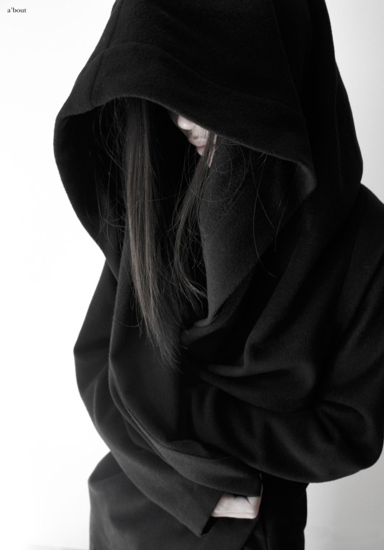 Женщина в балахоне