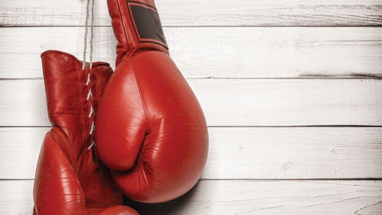 Боксёрские перчатки висят