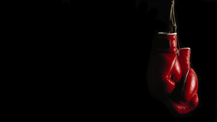 Боксерские перчатки на черном фоне