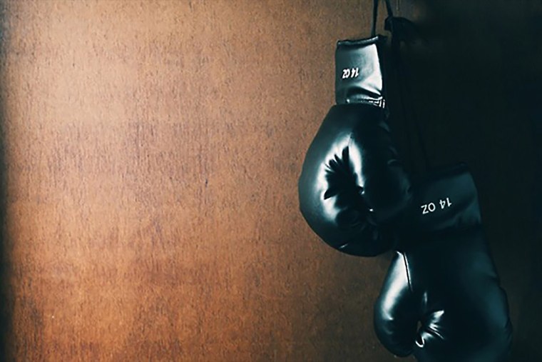 Боксерские перчатки на стене