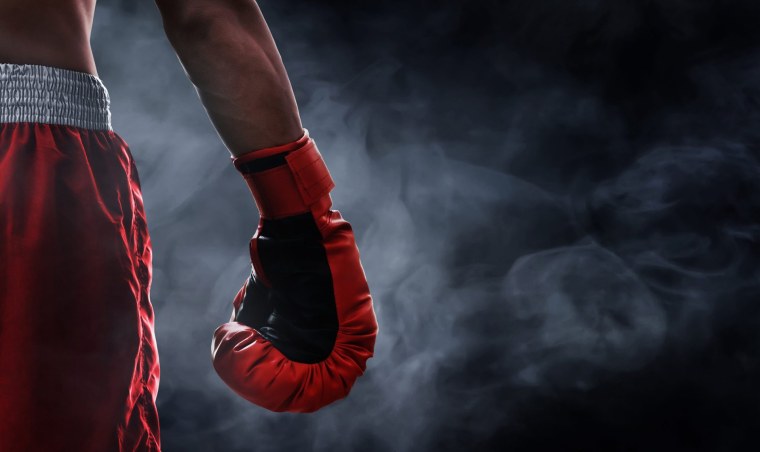 Боксерские перчатки на ринге