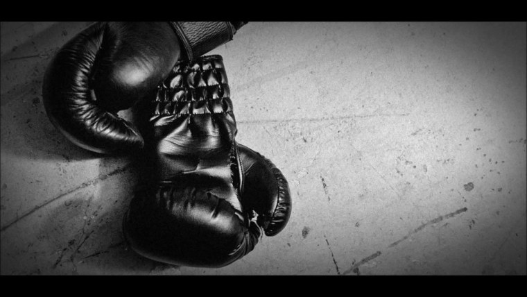 Боксерские перчатки на ринге