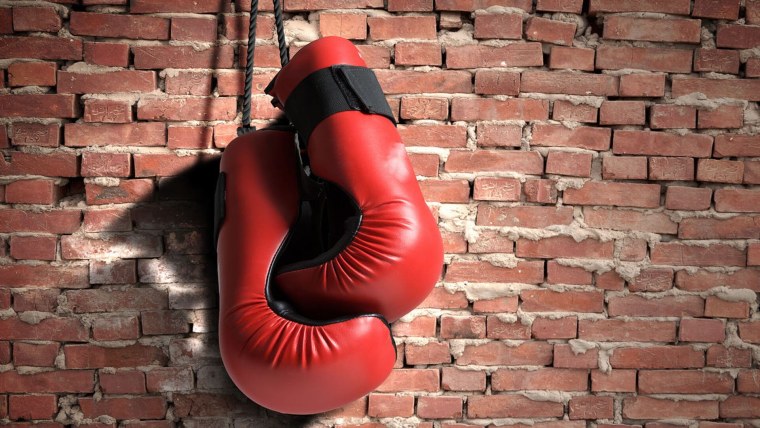 Боксерские перчатки на стене