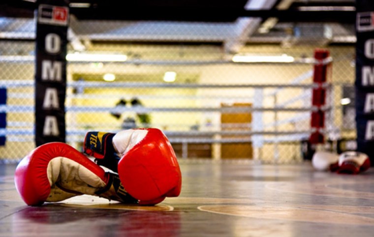 Боксерские перчатки в зале