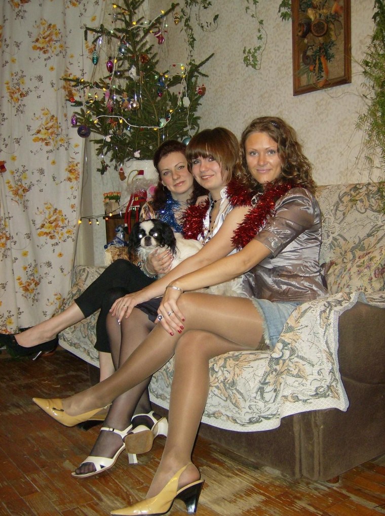 Подружки в телесных колготках