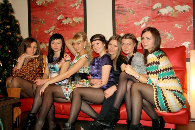 Женский коллектив в колготках