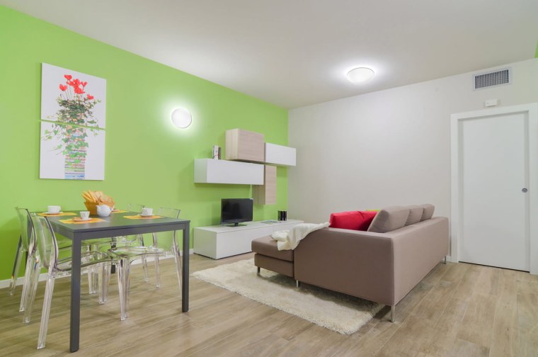 Ламинат и зеленые стены