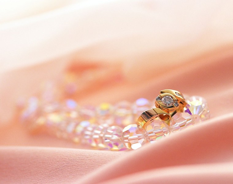 Ювелирные изделия на черном фоне