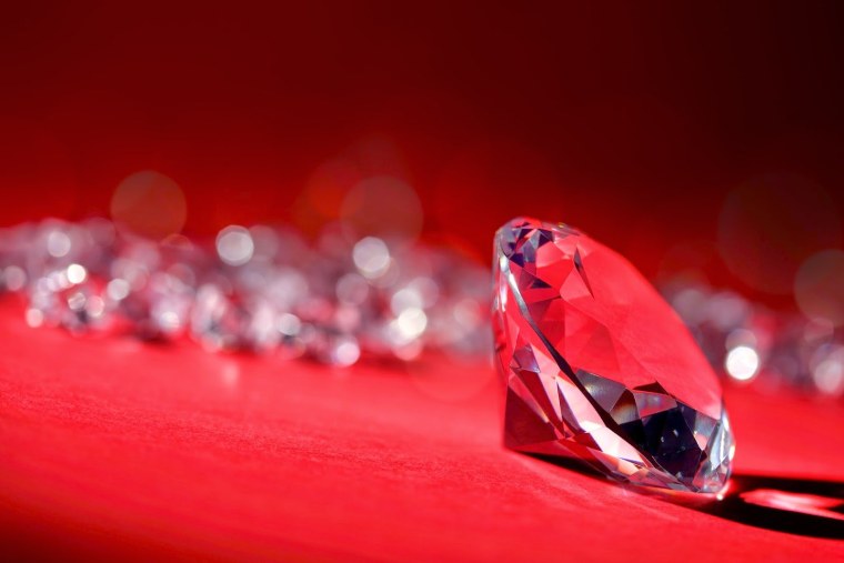 Драгоценности на черном фоне