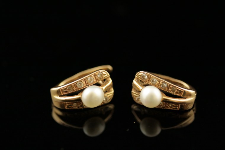 Ювелирные изделия на черном фоне