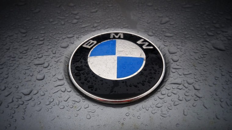 Лого БМВ на капоте