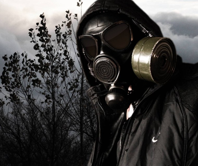 Сталкер в противогазе