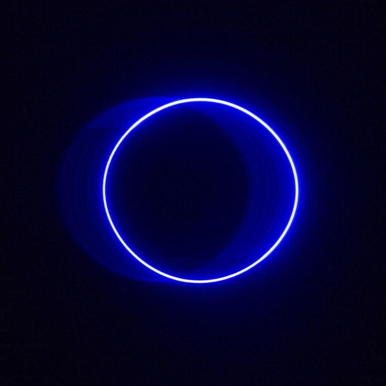 Черный с синим свечением